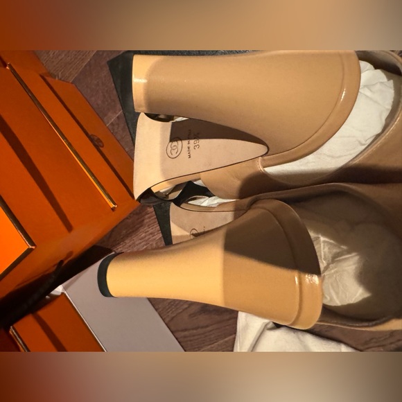 Chanel - Picture 6 of 10